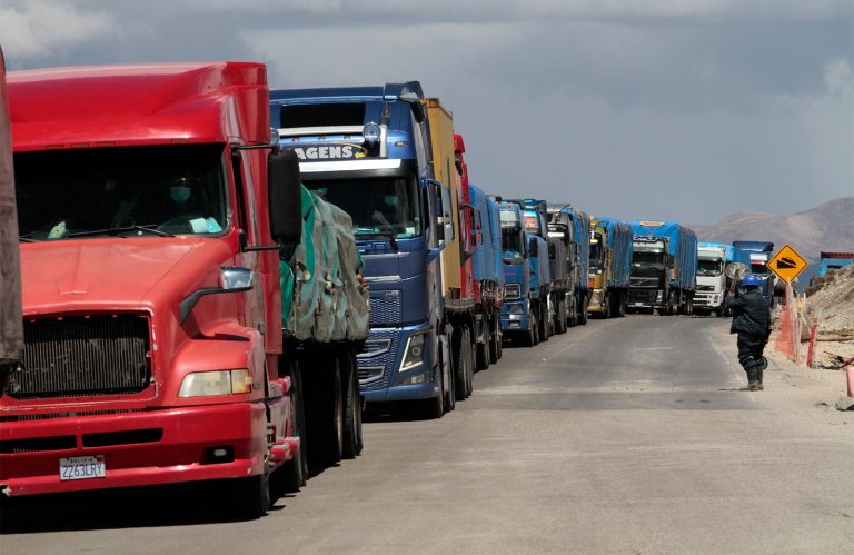 Transporte pesado en la frontera con Perú Foto: ECONOMY
