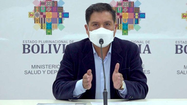 Ministro de Salud Jeyson Auza en conferencia de prensa