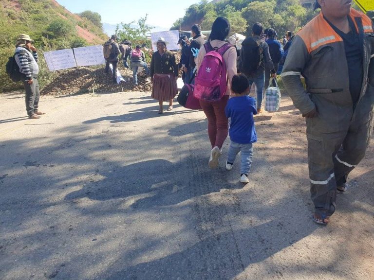 Bloqueo en la carretera que une Cochabamba con Oruro y La Paz Foto: Ivan Jicv