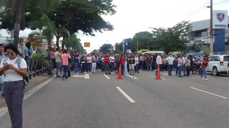 Trabajadores del exbanco Fassil en puertas de la entidad en Santa Cruz