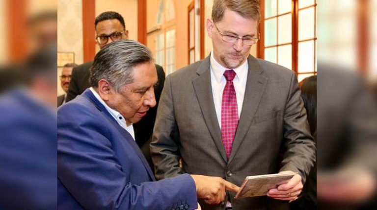 El canciller Rogelio Mayta con Mark Wells, de EEUU. | @EmbEUAenBolivia