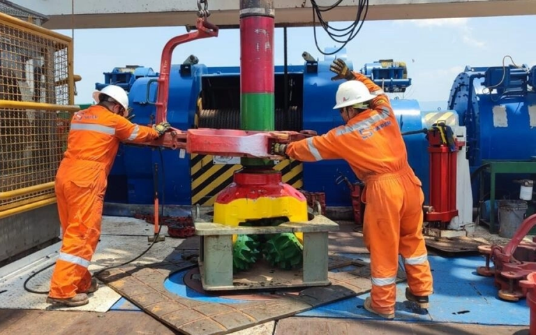 Trabajadores de la empresa estatal boliviana YPFB perforan un pozo en el campo Mayaya, en el norte del departamento de La Paz. © Crédito YPFB