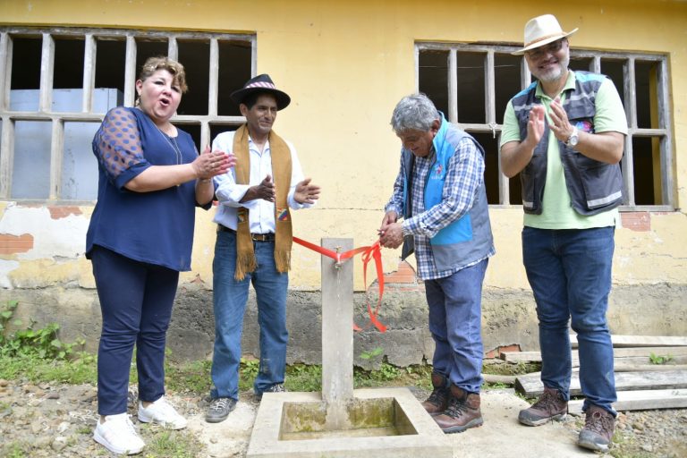 Entrega de proyecto alcalde Iván Arias Foto: AMUN