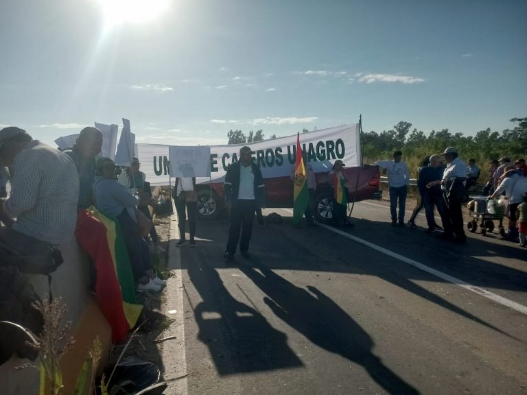 Cañeros de Santa Cruz Bloquean carretera que une al departamento con Cochabamba Foto: Gamboa Freddy Facebook