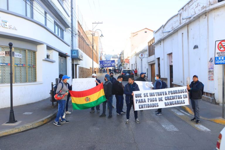 Trabajadores del exbanco Fassil en protesta /Sucre/ foto: Carlos Rodríguez/CORREO DEL SUR