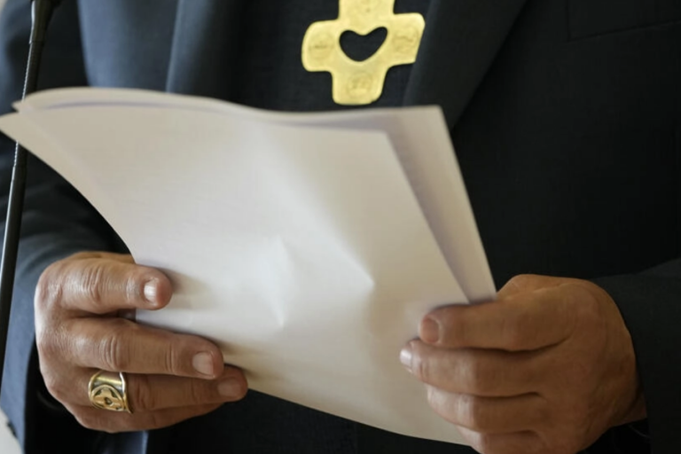 Archivo-Un líder de la iglesia católica lee un documento sobre abuso sexual en el seno de la iglesia católica, en Lisboa, Portugal Foto: AP
