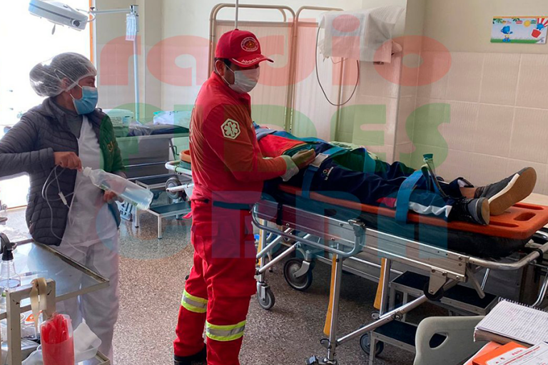 Estudiantes son atendidos tras desmayos en Chimboco /Foto: Fides Cochabamba