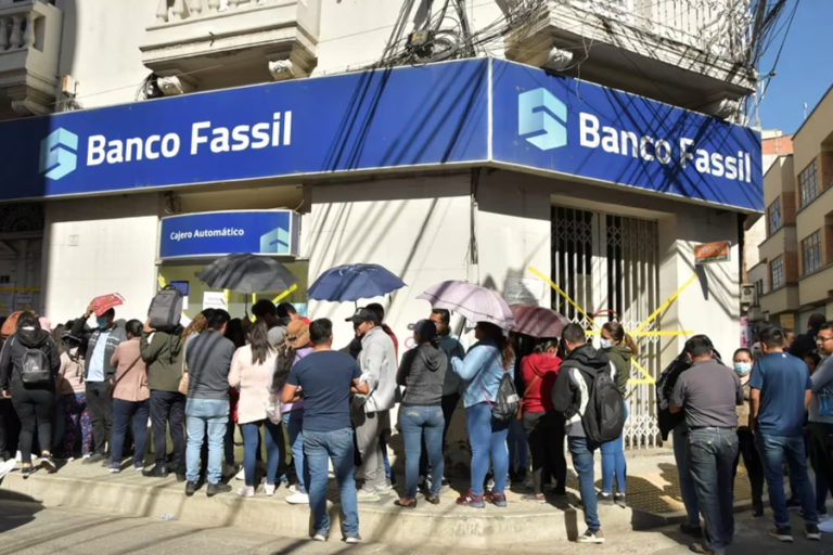 Filas en el Banco Fassil Foto: Reuters
