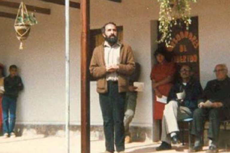 Pica pronuncia un discurso en el porche del colegio Juan XXIII Foto: El País