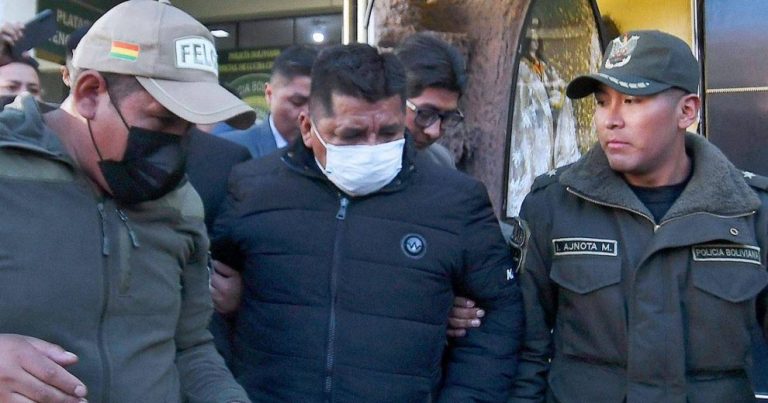 Exministro de Medio Ambiente, Santos Cruz custodiado por la policía tras audiencia