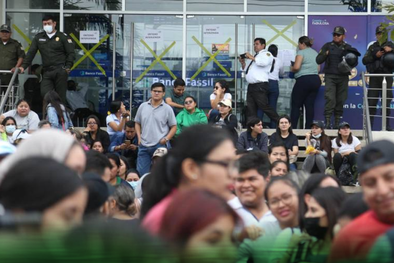 Trabajadores del exbanco Fassil en puertas de la entidad Financiera Foto: UNITEL