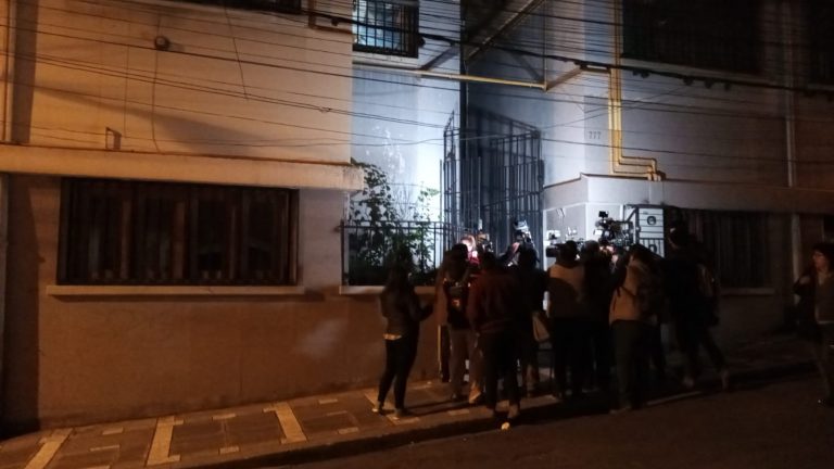 Medios de comunicación en puertas de la Compañía de Jesús