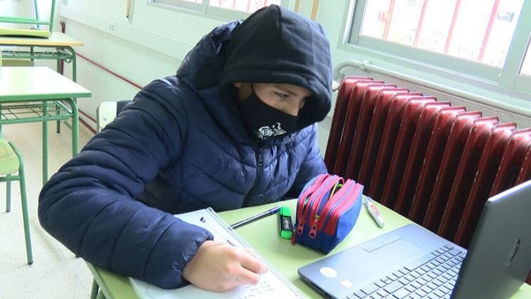 Alumnos abrigados por bajas temperaturas /Imagen de referencia/ Foto: Telejumilla