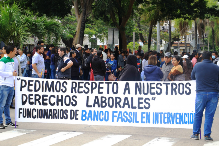 Trabajadores del exbanco Fassil Foto: APG