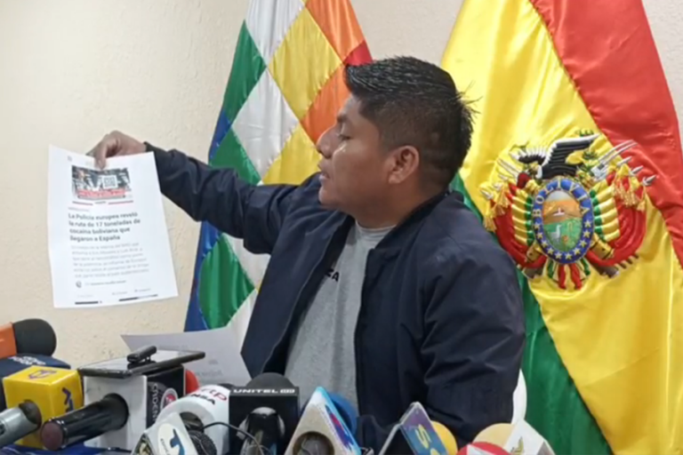 Senador Loza en conferencia de prensa