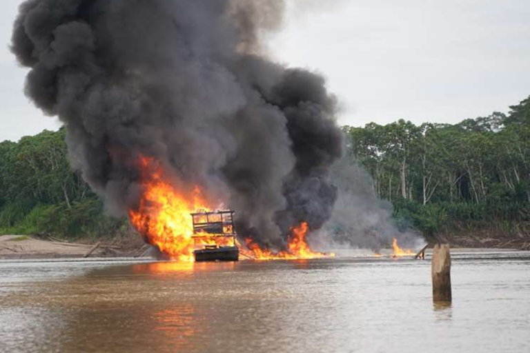 Explotan draga minera en el río Madre de Dios Foto: LOS TIEMPOS