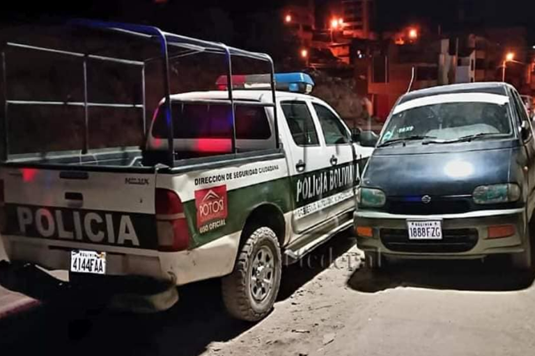 Vehículo policial da con motorizado que trasladaba dos cajas fuertes Foto: EL FEDERAL