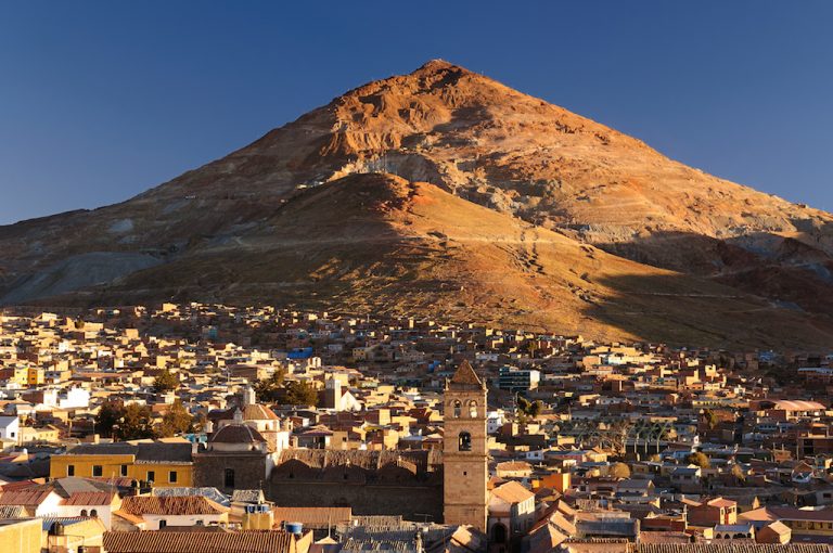 Ciudad de Potosí al pie del Cerro Rico Foto: OXIGENO