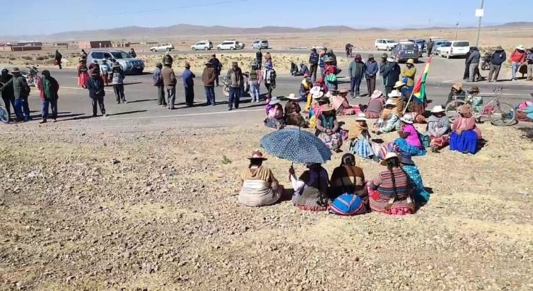 Bloqueo en la carretera La Paz - Oruro /Foto: Terminal Metropolitana El Alto