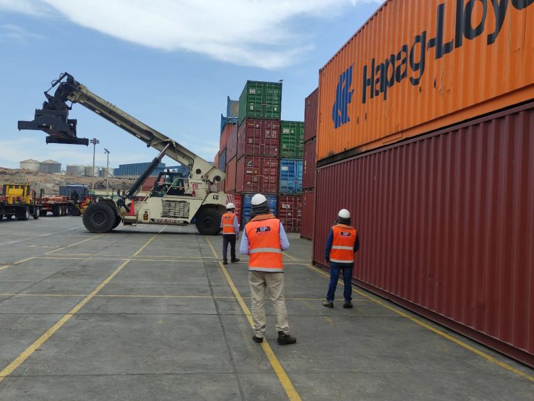 Movimiento de carga boliviana en el puerto peruano de Matarani. (Foto: ASP-B)
