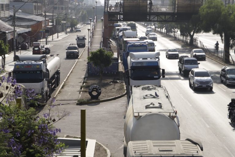 Flilas por combustible en Cochabamba /Foto: APG