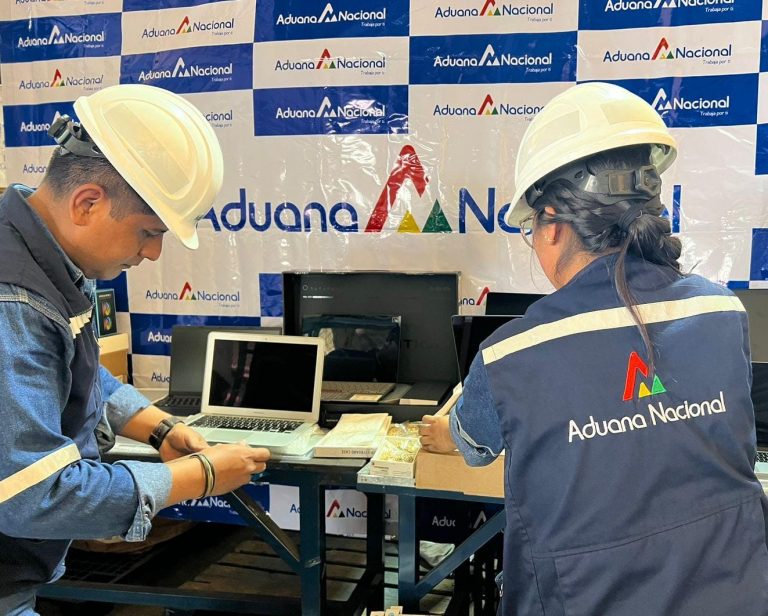 Funcionarios de la Aduana /Foto: ABI/