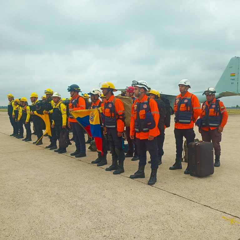 Bomberos venezolanos arriban a Bolivia /Foto: Lucho Arce Twitter