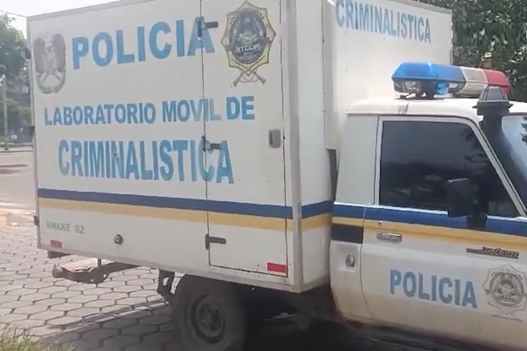 Vehículo oficial apostado a las afueras del lugar de los hechos
