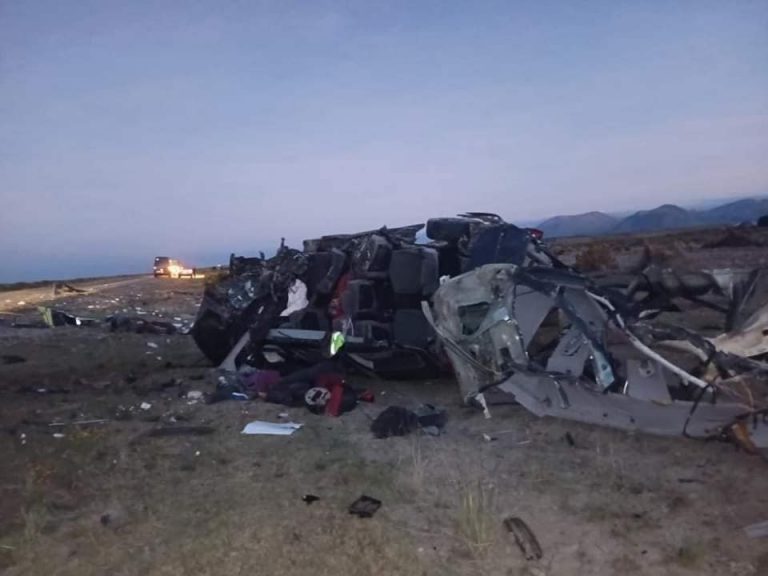Auto son severos daños tras accidente en la ruta Oruro - Potosí