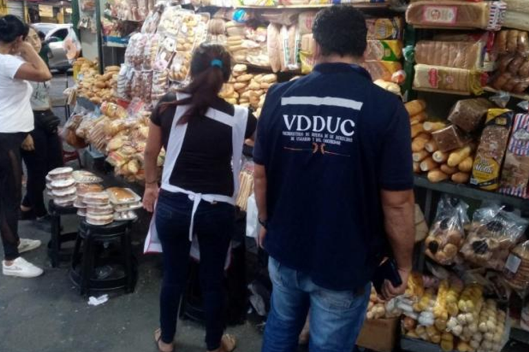 Personeros del Viceministerio de Defensa del Consumidor en controles