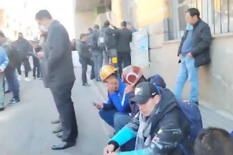 Evistas y Arcistas en cercanías al Parlamento