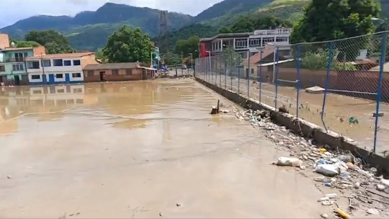 Colegio inundado por lluvias y desborde de ríos en el norte de La Paz