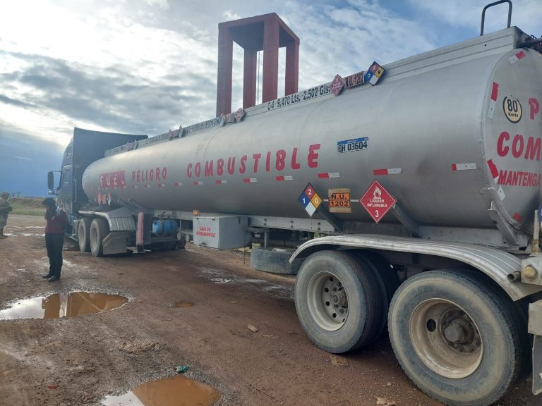 Cisterna interceptada en la ruta La Paz- Desaguadero. Foto: Ministerio de Defensa