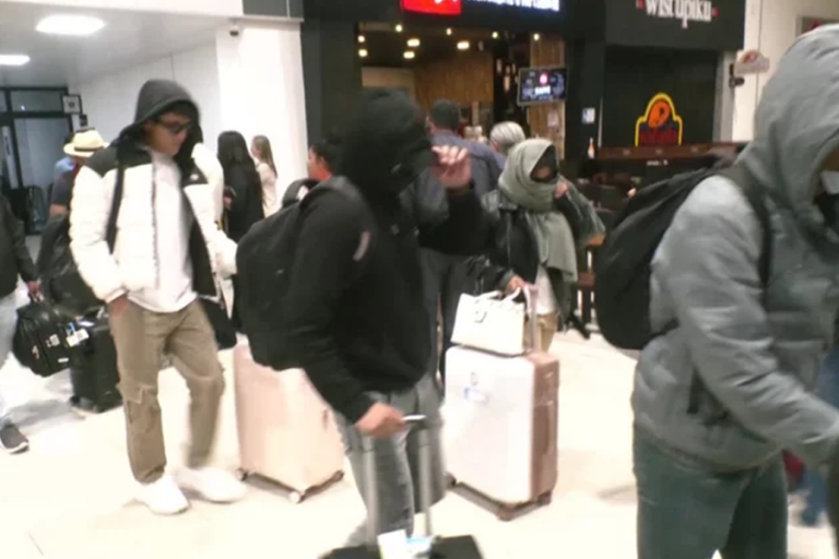 Bolivianos arriban a Viru Viru