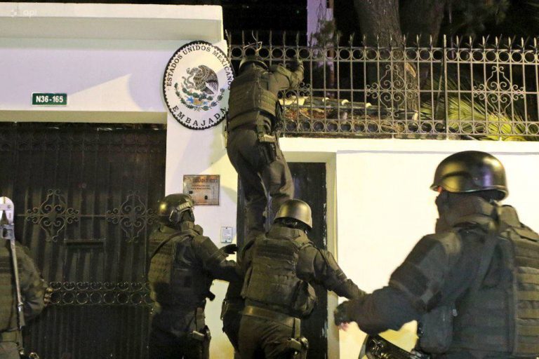 Agentes ecuatorianos ingresan a la embajada de México