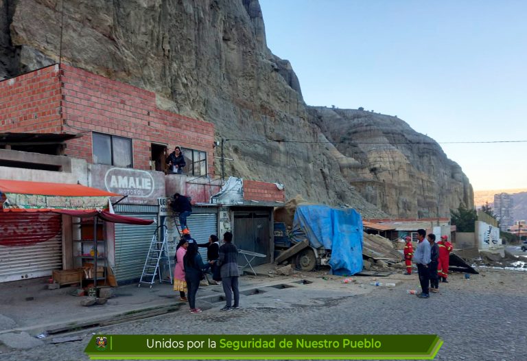 Talud cae sobre una vivienda en Achumani /Foto: Policía Boliviana/