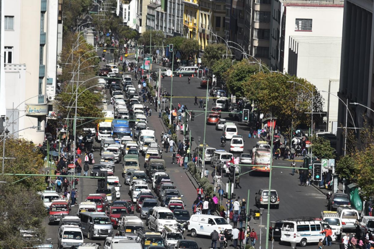 Vehículos en la ciudad de La Paz/ Foto: La Razón/