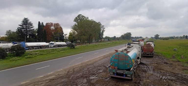 Fila de cisternas a la espera de combustibles en Paraguay