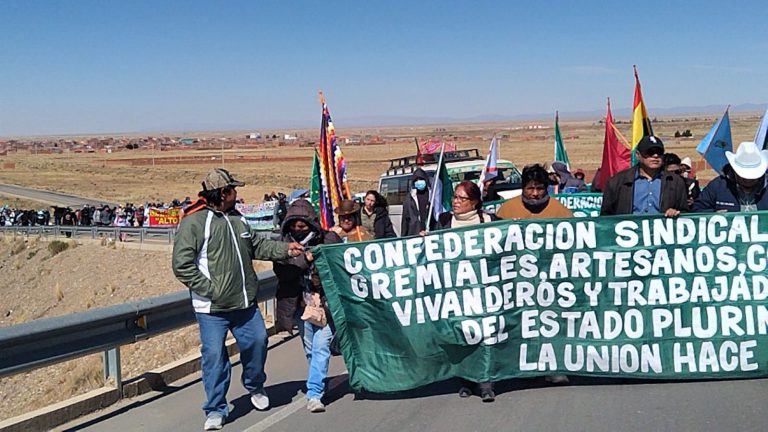 Gremiales marchan desde Patacamaya a La Paz
