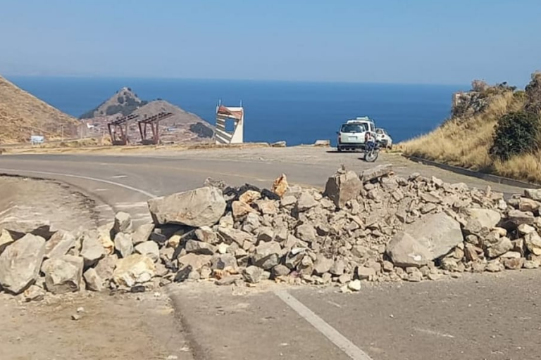 Bloqueos en la ruta a Copacabana / Foto: RTP/