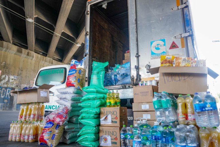 Envían alimentos, agua y ambulancias a choferes en bloqueos
