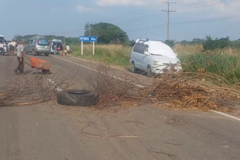 Bloqueos en la carretera interdepartamental Santa Cruz - Cochabamba