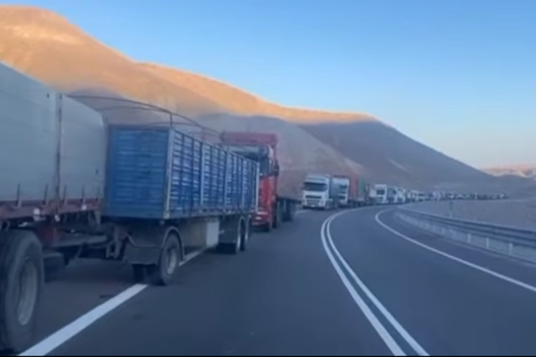 Camiones varados en Chile