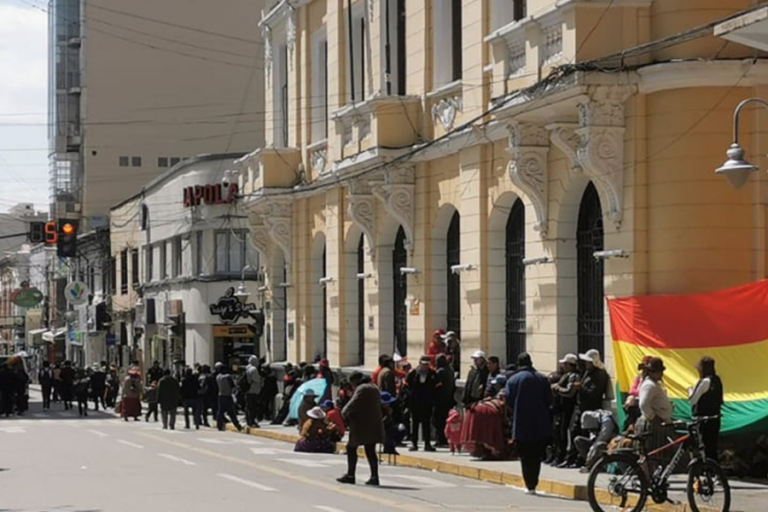 Choferes toman edificios en Oruro /Foto: Periódico La Patria/