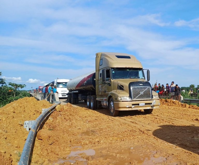 Abren paso a la altura del puente Ichilo en la carretera troncal Cochabamba - Santa Cruz /Foto: Kawsachun Coca/