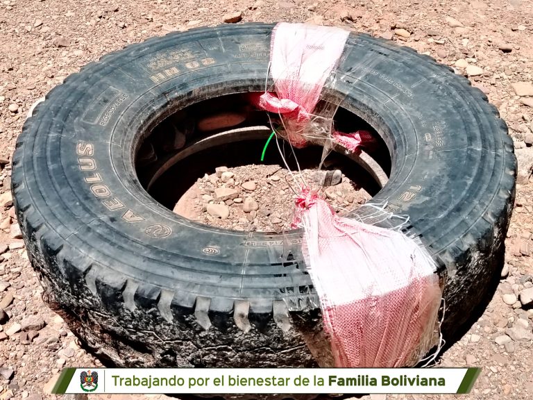 𝗕𝗢𝗠𝗕𝗘𝗥𝗢𝗦 𝗗𝗘𝗧𝗘𝗖𝗧𝗔𝗡 𝗔𝗥𝗧𝗘𝗙𝗔𝗖𝗧𝗢𝗦 𝗘𝗫𝗣𝗟𝗢𝗦𝗜𝗩𝗢𝗦 / Foto Policía Boliviana
