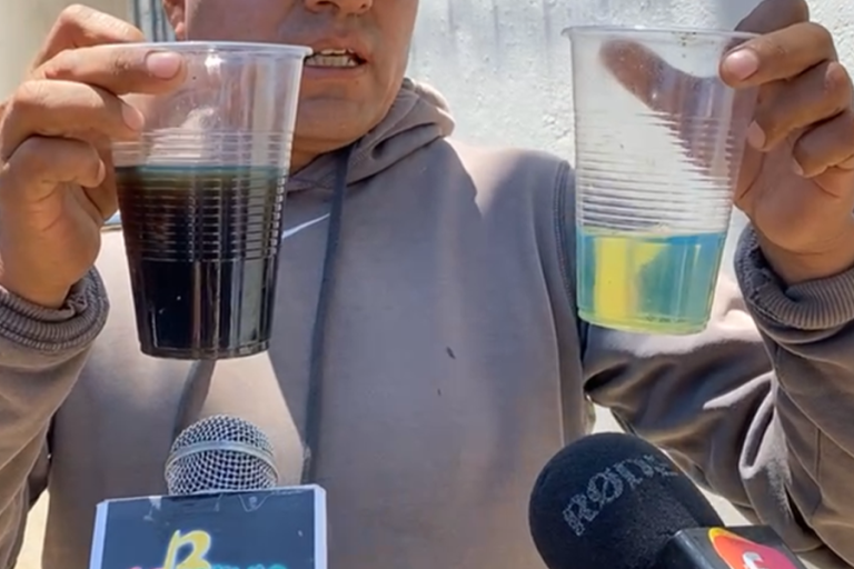 Choferes en Uyuni presentan muestras de diésel las tomaron con semanas de diferencia