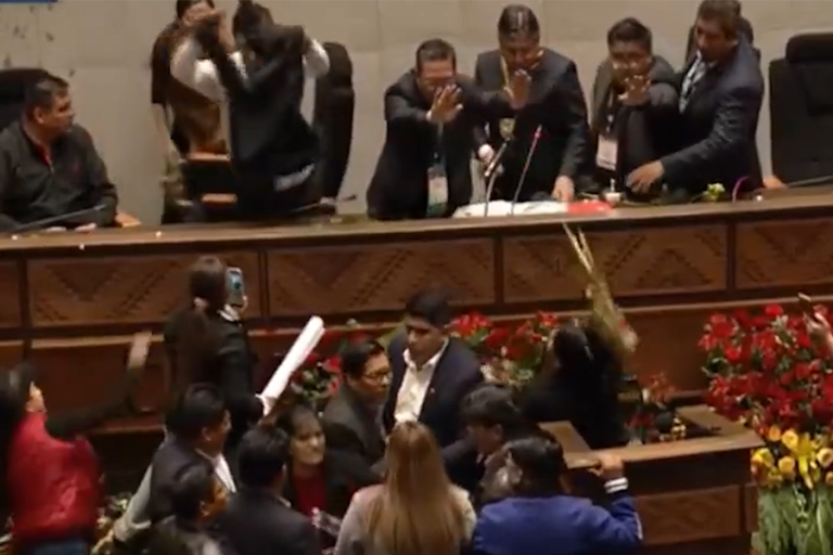 Peleas en fallida sesión parlamentaria