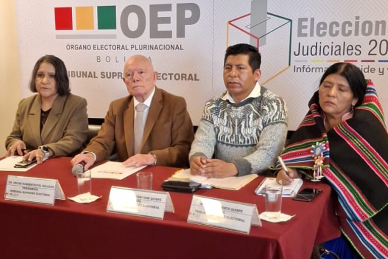 Vocales del TSE en conferencia de prensa