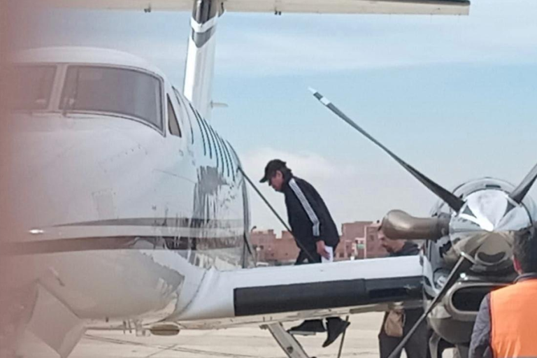 Exjefe antidroga Maximiliano Dávila ingresa a aeronave